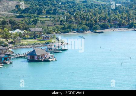 Petites maisons dans l'eau dans l'Ambre Cove, République Dominicaine Banque D'Images