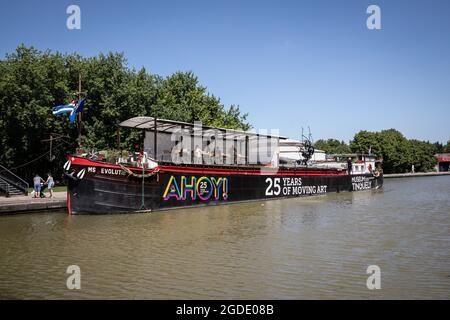 Paris, France. 18 juillet 2021. Le cargo converti MS Evolutie à l'amarrage dans le Parc de la Villette. 30 ans après la mort du sculpteur Tinguely, le musée Tinguely arrive en Allemagne par bateau. (À dpa: 'Il n'y a pas d'arrêt': Museum Tinguely Sails to the Ruhr area') Credit: Matthias Willi/Museum Tinguely Basel/dpa - ATTENTION: Seulement pour une utilisation éditoriale en rapport avec le compte rendu actuel et seulement avec la mention complète du crédit ci-dessus/dpa/Alamy Live News Banque D'Images