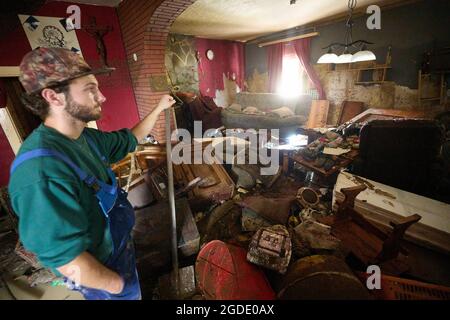 Schuld, Allemagne. 15 juillet 2021. Le showman Tim Himmes se tient dans le salon de sa maison dévastée à Schuld le lendemain de la catastrophe des inondations. (À dpa: "Déjà vraiment eu ensemble" - mais encore désespoir dans la vallée de l'Ahr"). Crédit : Thomas Frey/dpa/Alay Live News Banque D'Images