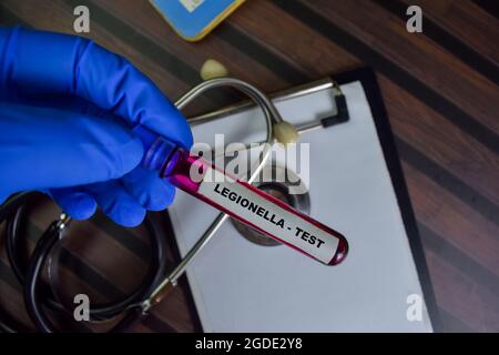 Legionella - Test avec un échantillon de sang. Vue de dessus isolée sur le bureau. Concept santé/médical Banque D'Images