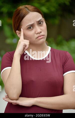 Jeune femme repensée Redhead portant un t-shirt Banque D'Images