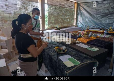 Denpasar, Bali, Indonésie. 12 août 2021. La famille et les parents ont tenu une prière sur le cercueil. La morgue de l'hôpital de Wangaya est surchargée en raison d'une augmentation significative des victimes de Covid-19. La tradition hindoue balinaise attend le ''Good Day'' sélectionné pour que les victimes soient incinérés. Au jeudi 12 août, la province de Bali a augmenté de 1.353 nouveaux cas et de 35 morts en 24 heures. (Credit image: © Dicky BisinglasiZUMA Press Wire) Credit: ZUMA Press, Inc./Alamy Live News Banque D'Images