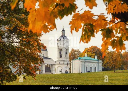 Vue sur l'église Saint-Georges avec le clocher et le réfectoire à Kolomenskoye le jour de l'automne. Moscou. Russie Banque D'Images