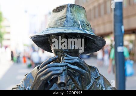 Gavle, Norrland Suède - 12 juillet 2021 : statue représentant un garçon de flûte Banque D'Images