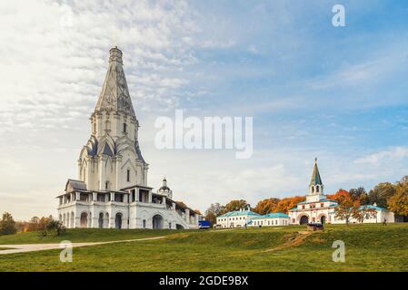 Vue sur l'église de l'Ascension et le complexe architectural de Kolomenskoye le jour de l'automne. Moscou. Russie Banque D'Images