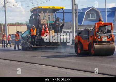 Tula, Russie - 16 mai 2021 : procédé d'asphaltage, machine à finisseur et deux rouleaux routiers pendant les travaux de construction de routes, travaillant sur la nouvelle route Banque D'Images