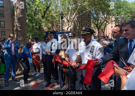 New York, États-Unis. 12 août 2021. NEW YORK, NY - 12 AOÛT : les participants ont coupé le ruban lors de l'inauguration du terrain de basketball de Queensbridge Houses, le 12 août 2021, dans le Queens Borough de New York. Le département de police de New York rénove le terrain de basket-ball des maisons NYCHA Queensbridge en utilisant des fonds de confiscation. C'est l'un des 15 terrains de basket-ball de la ville que le NYPD est en train de rénover. Le projet de 4 millions de dollars est financé par des bustes de médicaments. Crédit : Ron Adar/Alay Live News Banque D'Images