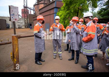 Hambourg, Allemagne. 12 août 2021. OLAF Scholz (SPD, l), ministre fédéral des Finances et candidat au poste de chancelier du SPD, se trouve à côté du maire de Hambourg, Peter Tschentscher (SPD, 5e à partir de la droite) et du Dr. Uwe Braun (2e à partir de la gauche), le PDG ArcelorMittal Hamburg, sur le site des aciéries ArcelorMittal GmbH. Credit: Jonas Walzberg/dpa/Alay Live News Banque D'Images