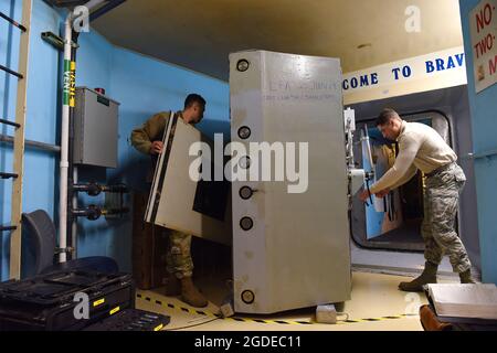 Airman 1re classe Anthony White et le premier Airman Mark McCormick, 341e Escadron de maintenance des missiles membres de l'équipe de systèmes surviables, effectuent la maintenance d'une porte de tir d'un centre de contrôle des lancements, le 29 octobre 2019, dans une installation d'alerte aux missiles près de la base aérienne de Malmstrom, La tâche principale de l'équipe des systèmes de survie est d'effectuer la maintenance du centre de contrôle de lancement. (É.-U. Photo de la Force aérienne par Airman 1ère classe Jacob M. Thompson) Banque D'Images