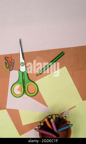 Papier couleur, ciseaux, fournitures de papeterie pour l'école, crayons, peinture, et la règle posée sur la table. Tutoriel de bricolage Origami pour enfants. Retour à l'école Banque D'Images