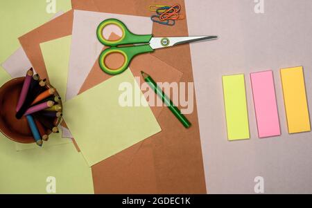 Ensemble d'outils pour Scrapbook Artist et Paper Crafter. Papier couleur, ciseaux, crayons, peinture et règle sur la table. Bricolage papier artisanat faire de la créativité retour Banque D'Images