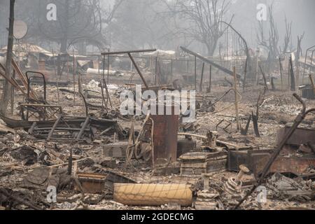 Greenville, États-Unis. 13 août 2021. Seuls des gravats sont visibles dans une ancienne rue résidentielle de Greenville, en Californie, le jeudi 12 août 2021. Le feu Dixie a maintenant brûlé plus d'un demi-million d'acres et nivelé la ville de Greenville. Photo de Terry Schmitt/UPI crédit: UPI/Alay Live News Banque D'Images