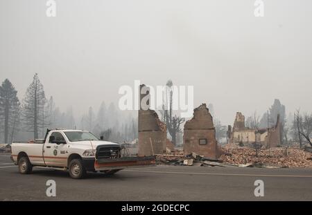 Greenville, États-Unis. 13 août 2021. Un camion passe devant les vestiges du Masonic Lodge à Greenville, en Californie, le jeudi 12 août 2021. Le feu Dixie a maintenant brûlé plus d'un demi-million d'acres et nivelé la ville de Greenville. Photo de Terry Schmitt/UPI crédit: UPI/Alay Live News Banque D'Images