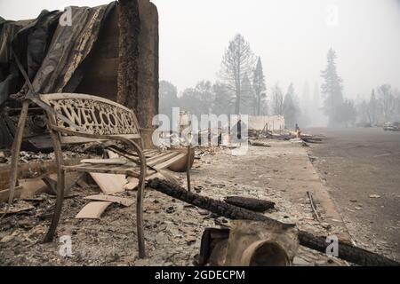 Greenville, États-Unis. 13 août 2021. Un banc de bienvenue se trouve le long de main Street à Greenville, en Californie, le jeudi 12 août 2021. Le feu Dixie a maintenant brûlé plus d'un demi-million d'acres et nivelé la ville de Greenville. Photo de Terry Schmitt/UPI crédit: UPI/Alay Live News Banque D'Images