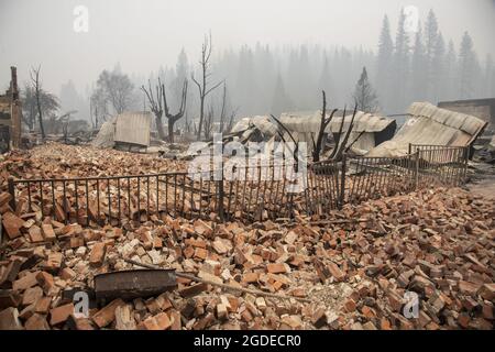 Greenville, États-Unis. 13 août 2021. Des briques du Masonic Lodge jonchent la rue à Greenville, en Californie, le jeudi 12 août 2021. Le feu Dixie a maintenant brûlé plus d'un demi-million d'acres et nivelé la ville de Greenville. Photo de Terry Schmitt/UPI crédit: UPI/Alay Live News Banque D'Images