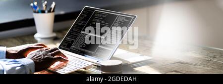 Programmeur développeur Web américain africain. Logiciel de codage Banque D'Images