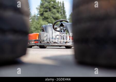 Une voiture de karting se trouve sur l'autoroute et attend le conducteur. Voitures de karting pour enfants et adultes. Banque D'Images