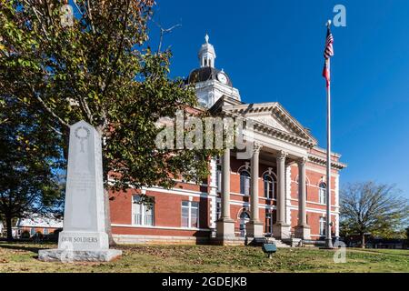 Greenville, Géorgie, États-Unis-nov 14, 2020: Palais de justice historique du comté de Meriweather construit en 1903-1904 avec le Mémorial des anciens combattants de Meriweather dans le passé Banque D'Images