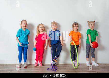 Les jeunes enfants adorent faire des activités physiques à la maternelle Banque D'Images