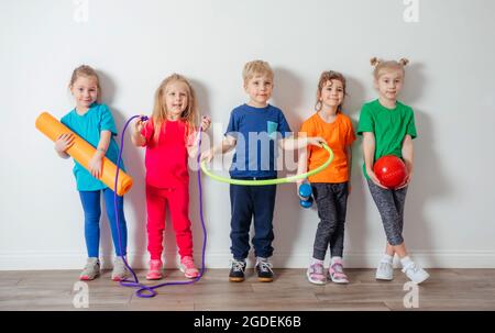 Les jeunes enfants adorent faire des activités physiques à la maternelle Banque D'Images