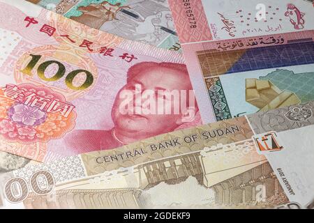 Près de 100 Yuan de la République populaire de Chine entre les billets en livres soudanais. 50 billets de banque du pays africain Soudan. Monnaie Chine W Banque D'Images