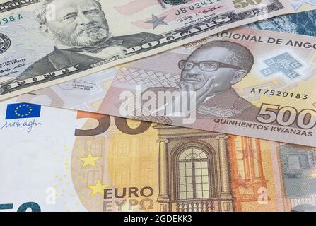 Près de 500 Kwanza de la République d'Angola entre 50 dollars américains et 50 billets en euros. Cinq cents billets Kwanzas du pays africain. Mo Banque D'Images