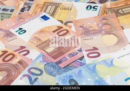 Pile de billets en euros. De nombreuses factures d'euros se trouvent l'une sur l'autre. Bouquet d'argent de l'Union européenne. Monnaie de l'Europe unie. Solde en espèces de Banque D'Images
