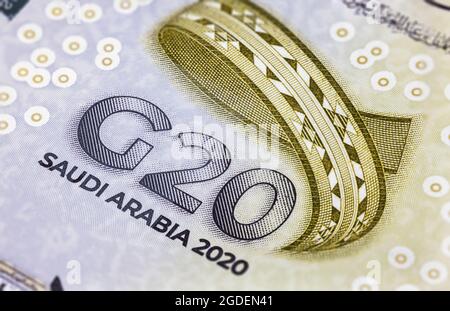 Gros plan détaillé de 20 Riyal saoudien. Monnaie saoudienne pour le sommet du G20 de 2020. Argent de l'Arabie Saoudite. Carte du monde au verso de vingt Banque D'Images