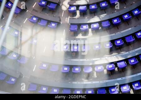 Berlin, Allemagne. 13 août 2021, Berlin: Les sièges de la salle plénière vide du Bundestag allemand sont vus au niveau des groupes parlementaires. La Cour constitutionnelle fédérale publie aujourd'hui (13.08.2021) la décision sur l'application d'urgence de l'opposition à la réforme de la loi électorale. L'objectif de la réforme, qui a été adoptée par l'Union et le SPD en octobre 2020, est de réduire la taille du Bundestag. Les groupes parlementaires du FDP, des Verts et de la gauche font réviser la loi à Karlsruhe pour sa constitutionnalité. Credit: dpa Picture Alliance/Alay Live News Banque D'Images