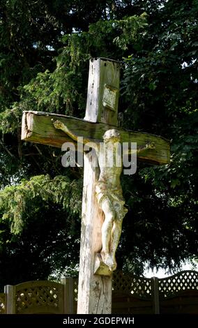 Un crucifix dans le cimetière catholique de Sainte-Anne, Wappenbury, Warwickshire, Angleterre, Royaume-Uni Banque D'Images