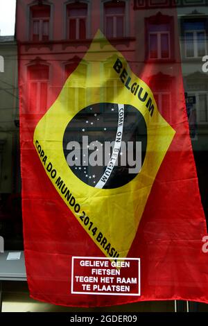 Une équipe de football belge qui soutient le drapeau de la coupe du monde 2014 au Brésil. Banque D'Images