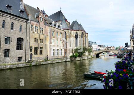 Le centre culturel Het Pand et l'église catholique Saint Michaels le long de la rivière Leie à Gand, en Belgique. Banque D'Images