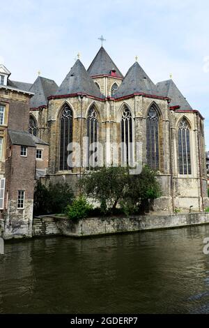 Le centre culturel Het Pand et l'église catholique Saint Michaels le long de la rivière Leie à Gand, en Belgique. Banque D'Images