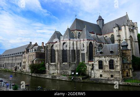 Le centre culturel Het Pand et l'église catholique Saint Michaels le long de la rivière Leie à Gand, en Belgique. Banque D'Images