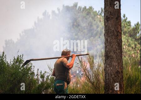 San Luca, Italie. 10 août 2021. Un travailleur est vu porter une pelle.les feux de forêt ravage les forêts du parc national d'Aspromonte en Calabre depuis plus d'une semaine. Pour la protection de la zone et des arbres, le parc a récemment été inscrit sur la liste du patrimoine naturel de l'UNESCO, une unité mobile de la protection civile de Lombardie a été déployée dans la région de San Luca, du 10 au 20 août, pour aider Calabria Verde (Agence régionale pour l'environnement) et d'autres forces pour combattre les incendies. Crédit : SOPA Images Limited/Alamy Live News Banque D'Images