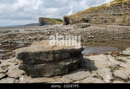 Nash point et falaises avec des piscines de roche et un grand rocher à proximité Banque D'Images