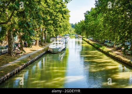 Bateaux amarrés au Canal du midi à Carcassonne, France. Banque D'Images