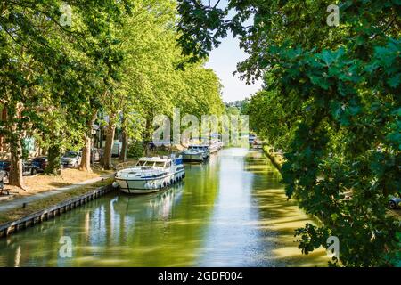 Bateaux amarrés au Canal du midi à Carcassonne, France. Banque D'Images