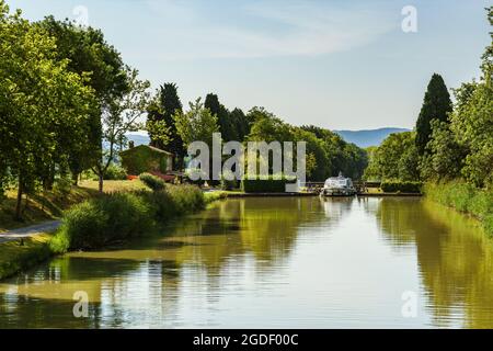 Carcassonne, France. 3 août 2021. Croisières récréatives sur le canal du midi. Banque D'Images