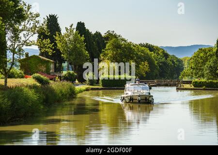 Carcassonne, France. 3 août 2021. Croisières récréatives sur le canal du midi. Banque D'Images