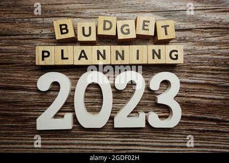 Budget Planning 2023 lettres de l'alphabet sur fond de bois Banque D'Images