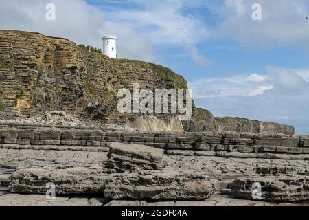 Phare disused Nash point Beach Glamorgan Heritage Coast South Wales Banque D'Images
