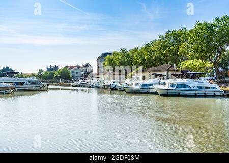 Carcassonne, France. 3 août 2021. Bateaux de loisirs amarrés au port de Carcassonne, Canal du midi. Banque D'Images