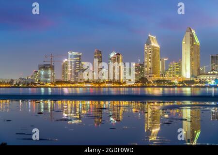 Horizon du centre-ville de San Diego en Californie, aux États-Unis, au coucher du soleil Banque D'Images