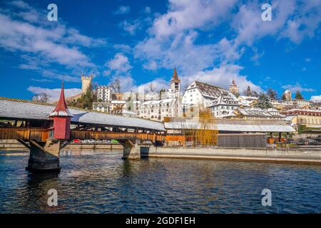 Centre-ville historique du centre-ville de Lucerne avec le pont de la chapelle et le lac de Lucerne en Suisse Banque D'Images