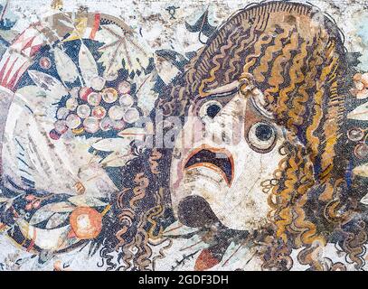 Détail d'une festoon avec masque seuil de mosaïque en opus vermiculatum fait de tesserae polychrome Pompéi, Casa del Fauno (Maison du Faun) - fin du 2ème - début du 1er siècle av. J.-C. Banque D'Images