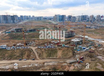 Vue Arial d'un grand chantier de construction. Grues à tour en action. Concept de rénovation du logement. Grue pendant les travaux de coffrage. Construction des bâtiments et re Banque D'Images