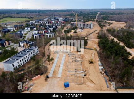 Сonstruction site avec noyau de fondation pour construire une nouvelle maison. Installation de la barre d'armature de la première dalle de plancher. Concept de construction de maison et de ville. Pays Banque D'Images