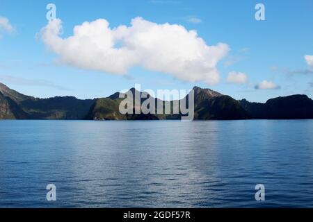 Berge Inmitten des Wassers im Kenai Fjords Nationalpark en Alaska, Etats-Unis. Banque D'Images