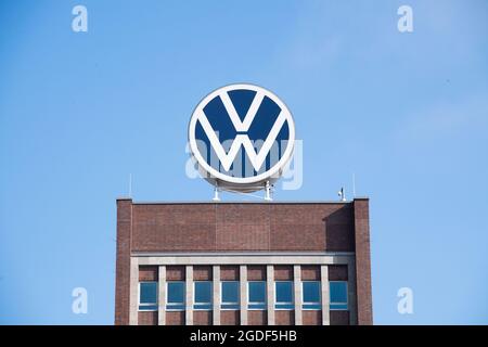 Wolfsburg, Allemagne. 11 août 2021. Le gratte-ciel de la marque Volkswagen sur le terrain de l'usine VW à Wolfsburg. Credit: Julian Stratenschulte/dpa/Alay Live News Banque D'Images